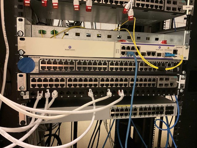 Apc serverkast met switches (3x) - afbeelding 12 van  16
