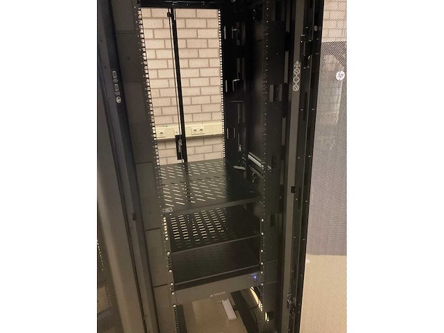 Apc serverkast met switches (3x) - afbeelding 15 van  16