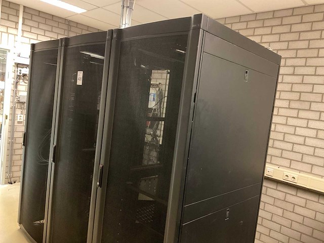 Apc serverkast met switches (3x) - afbeelding 1 van  16