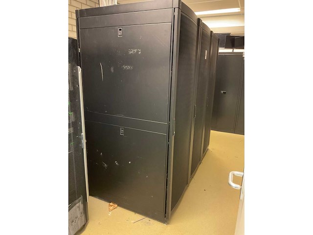 Apc serverkast met switches (3x) - afbeelding 2 van  16