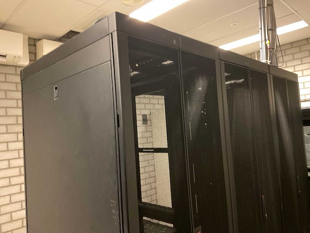 Apc serverkast met switches (3x) - afbeelding 5 van  16