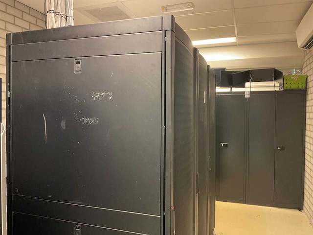 Apc serverkast met switches (3x) - afbeelding 8 van  16