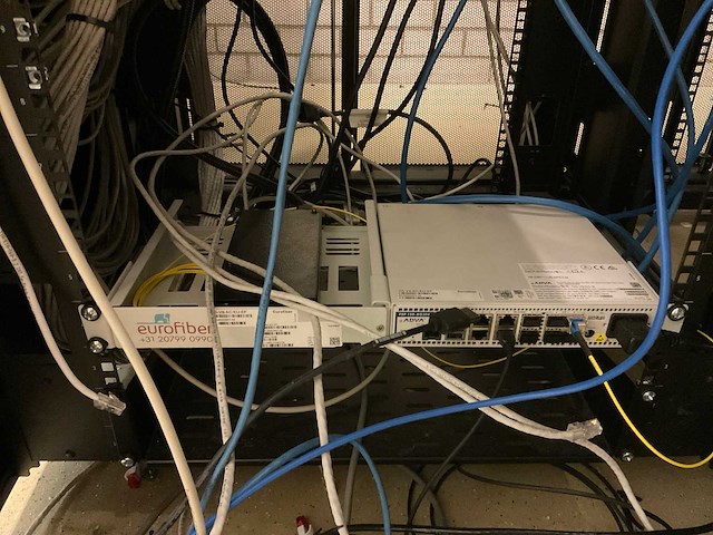 Apc serverkast met switches (3x) - afbeelding 1 van  7