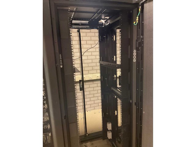 Apc serverkast met switches (3x) - afbeelding 3 van  7