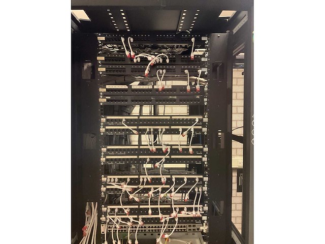 Apc serverkast met switches (3x) - afbeelding 6 van  7
