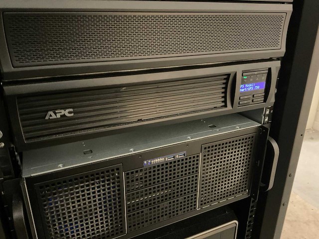 Apc smart-ups 750 ups - afbeelding 1 van  3