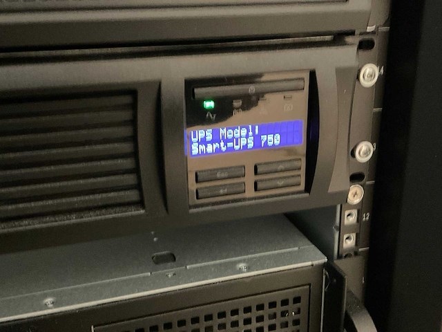 Apc smart-ups 750 ups - afbeelding 2 van  3