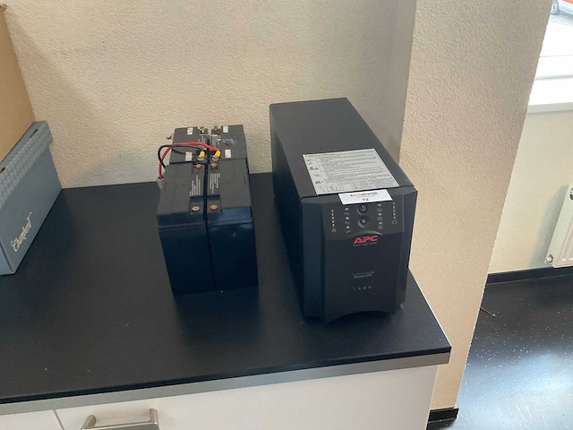 Apc ups-systeem - afbeelding 1 van  3