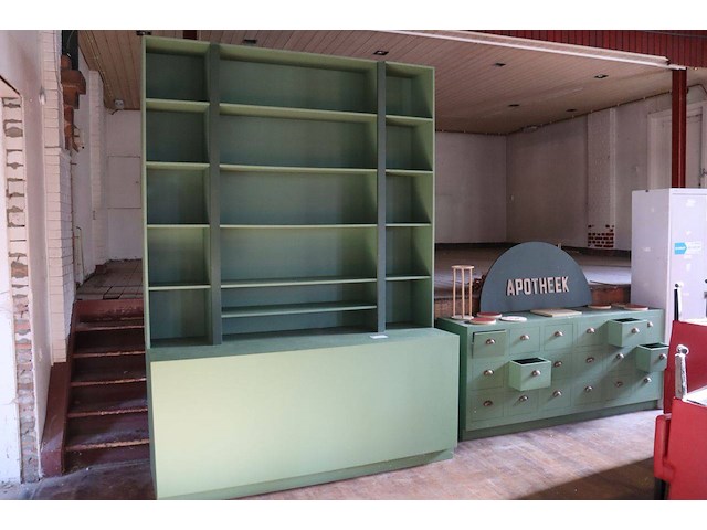 Apotheekinrichting / decoratief winkelinterieur - afbeelding 1 van  1