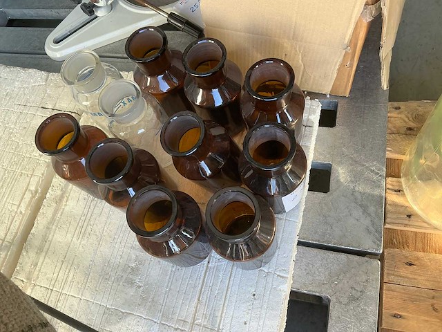 Apothekersfles 2 liter (10x) met geslepen hals - afbeelding 2 van  2