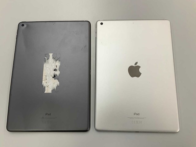 Apple - 10.2-inch ipad 7: wifi 32gb space gray/silver (2x) - afbeelding 1 van  1