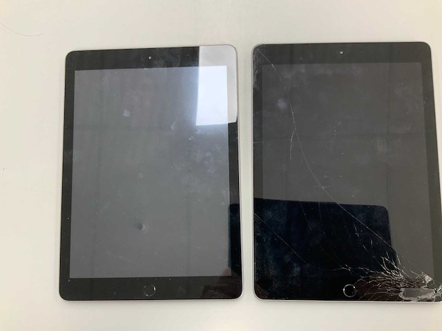 Apple - 9.7-inch ipad 6: wi-fi 32gb en 128gb space gray (2x) - afbeelding 2 van  3