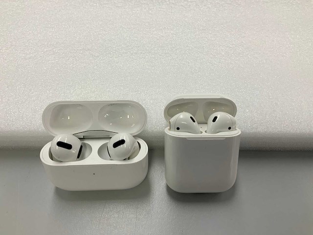 Apple - airpods 1 pro & airpods 2 with charging case (2x) - afbeelding 1 van  2
