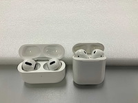 Apple - airpods 1 pro & airpods 2 with charging case (2x) - afbeelding 1 van  2