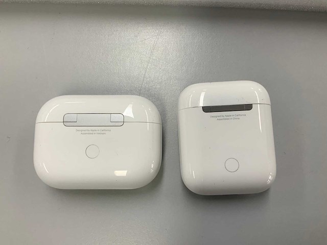 Apple - airpods 1 pro & airpods 2 with charging case (2x) - afbeelding 2 van  2