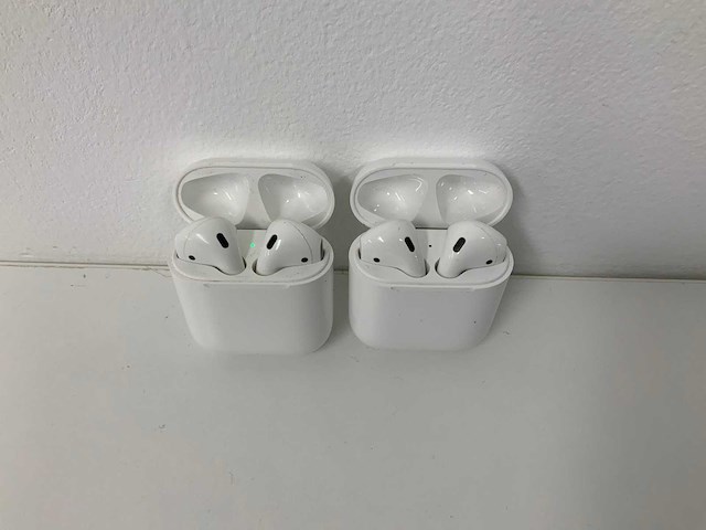 Apple - airpods 2 with charging case - mv7n2zm/a (2x) - afbeelding 1 van  2