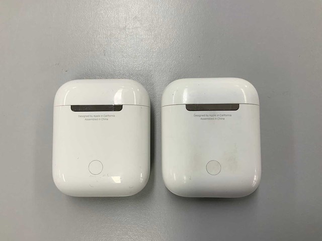 Apple - airpods 2 with charging case (2x) - afbeelding 2 van  2