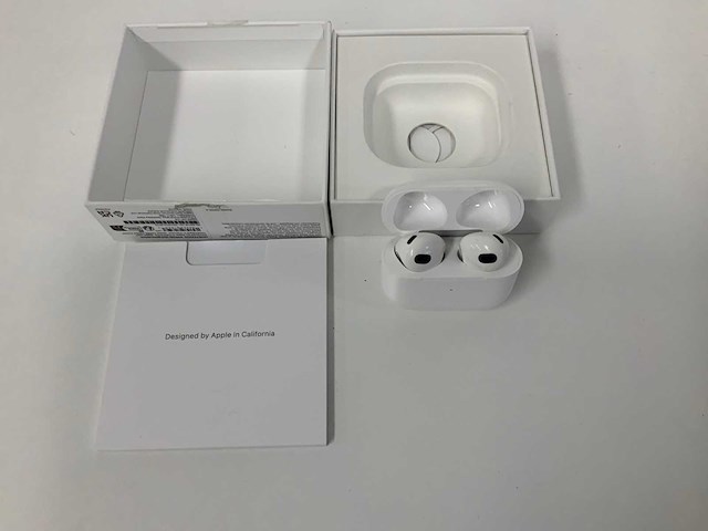 Apple - airpods 3 with magsafe charging case - mme73am/a - afbeelding 1 van  3