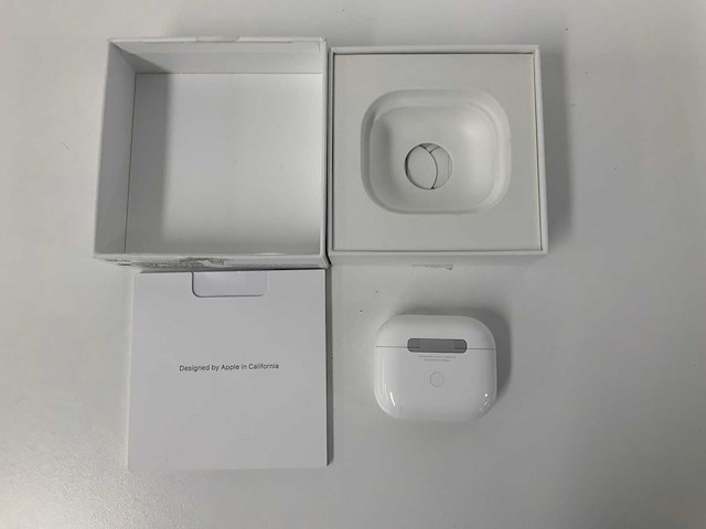 Apple - airpods 3 with magsafe charging case - mme73am/a - afbeelding 2 van  3