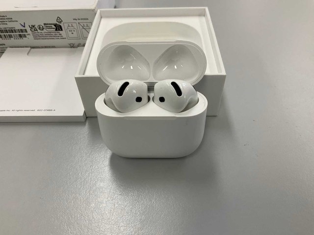 Apple - airpods 4 with charging case - mxp63zm/a - afbeelding 2 van  3