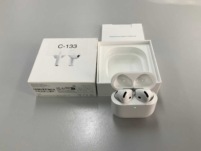 Apple - airpods 4 with charging case - mxp63zm/a - afbeelding 1 van  3