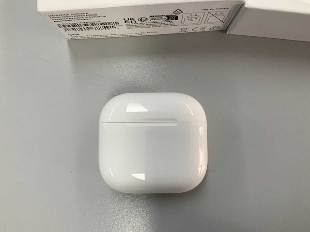 Apple - airpods 4 with charging case - mxp63zm/a - afbeelding 2 van  3