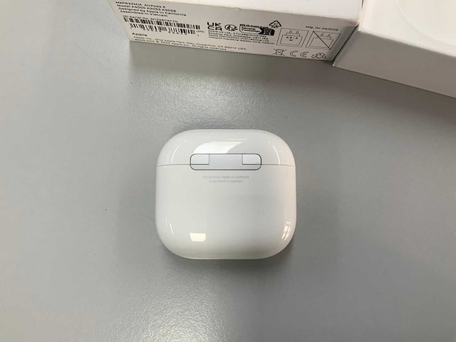 Apple - airpods 4 with charging case - mxp63zm/a - afbeelding 3 van  3