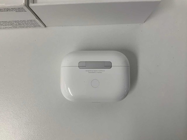 Apple - airpods pro (2nd generation) with magsafe charging case(usb-c) - mtjv3zm/a - afbeelding 2 van  3