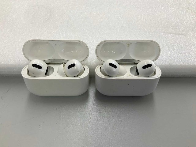 Apple - airpods pro with charging case - mwp22zm/a (2x) - afbeelding 1 van  2