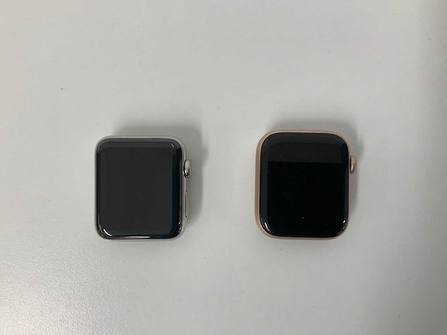 Apple - apple watch series 4 44mm gps aluminium case + apple watch series 2 42mm gps stainless steel case (2x) - afbeelding 2 van  3