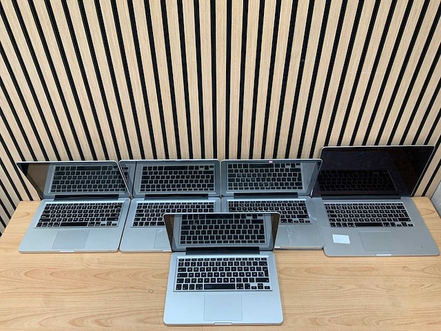 Apple - diverse macbooks - laptops (5x) - afbeelding 1 van  4
