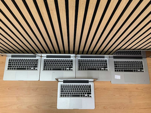 Apple - diverse macbooks - laptops (5x) - afbeelding 2 van  4