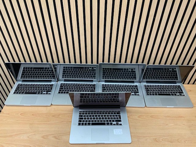 Apple - diverse macbooks - laptops (5x) - afbeelding 1 van  4