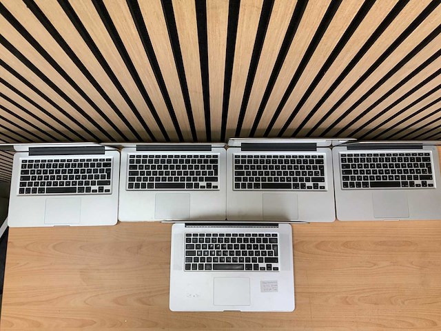 Apple - diverse macbooks - laptops (5x) - afbeelding 2 van  4