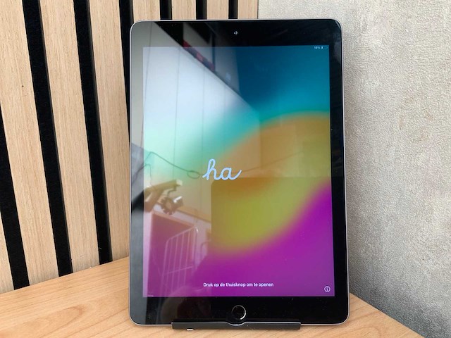 Apple - ipad - 6th gen - 32 gb wi-fi space gray - afbeelding 1 van  3