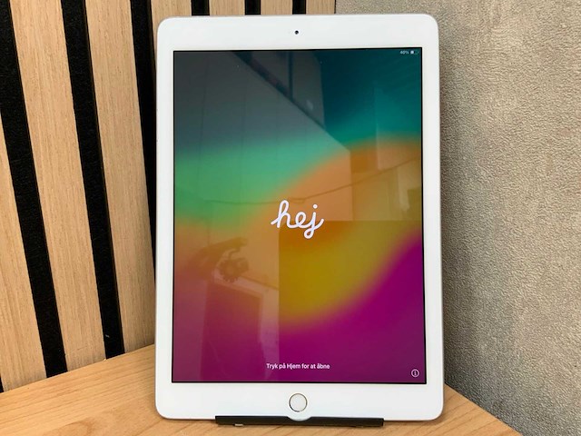 Apple - ipad - 6th gen - 32 gb wi-fi zilver - afbeelding 1 van  3
