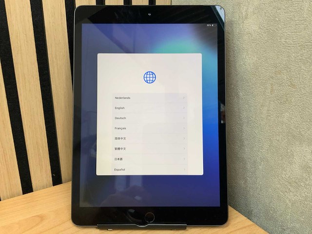 Apple - ipad - 7th gen - 32 gb wi-fi + cellular space gray - afbeelding 1 van  2