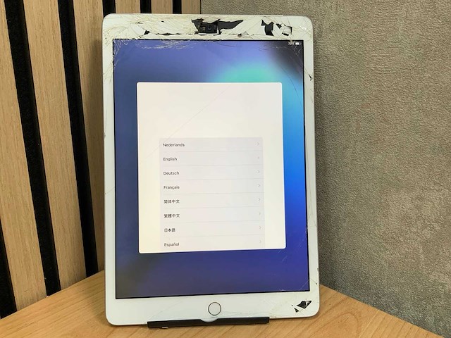 Apple - ipad - 8th gen - 128 gb wi-fi+cellular zilver - afbeelding 1 van  3