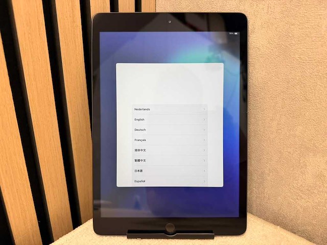 Apple - ipad - 8th gen - 32 gb wi-fi space gray - afbeelding 1 van  4