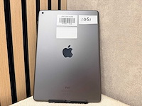 Apple - ipad - 8th gen - 32 gb wi-fi space gray - afbeelding 2 van  4
