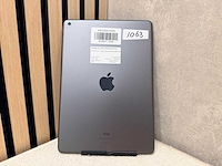 Apple - ipad - 8th gen - 32 gb wi-fi space gray - afbeelding 2 van  3