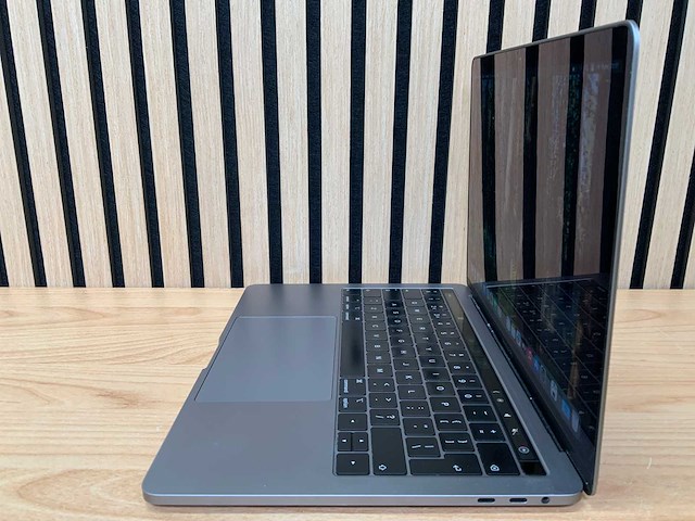 Apple - macbook pro - i5 / 16gb / 256gb / 13,3'' laptop - afbeelding 2 van  7