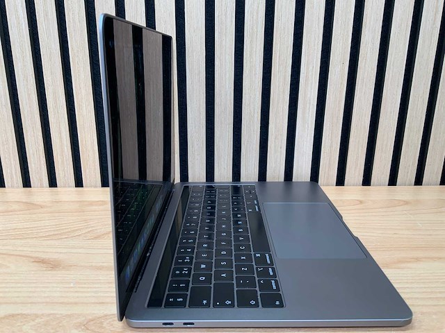 Apple - macbook pro - i5 / 16gb / 256gb / 13,3'' laptop - afbeelding 3 van  7