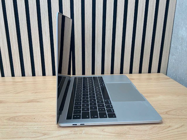 Apple - macbook pro - i5 / 8gb / 512gb / 13,3'' laptop - afbeelding 2 van  7