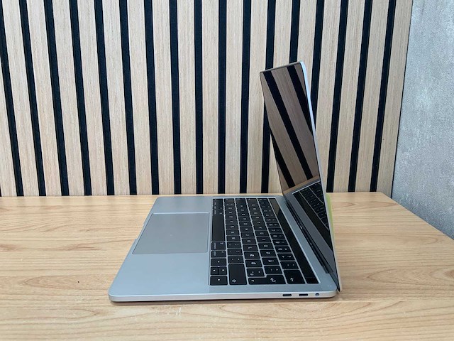 Apple - macbook pro - i5 / 8gb / 512gb / 13,3'' laptop - afbeelding 2 van  3