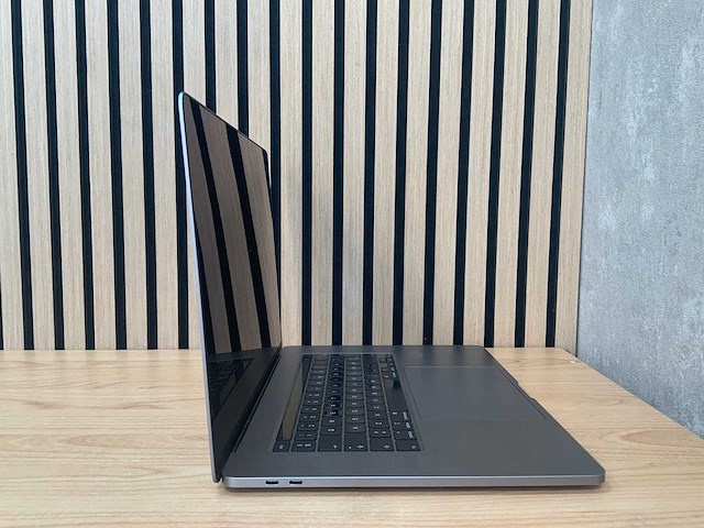 Apple - macbook pro - i7 / 16gb / 1000gb / 16'' laptop - afbeelding 2 van  5