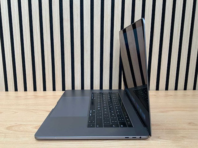 Apple - macbook pro - i7 / 16gb / 256gb / 15,4'' laptop - afbeelding 2 van  7