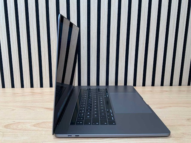 Apple - macbook pro - i7 / 16gb / 256gb / 15,4'' laptop - afbeelding 3 van  7