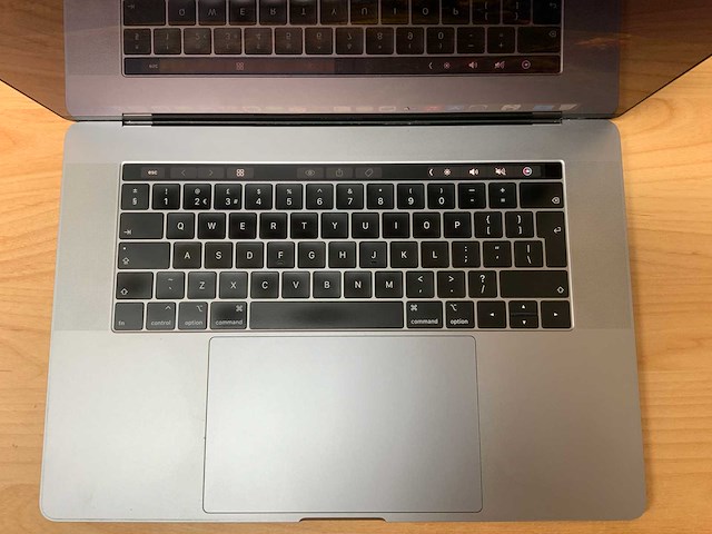Apple - macbook pro - i7 / 16gb / 256gb / 15,4'' laptop - afbeelding 5 van  7