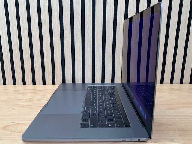 Apple - macbook pro - i7 / 16gb / 500gb / 15,4'' laptop - afbeelding 2 van  7